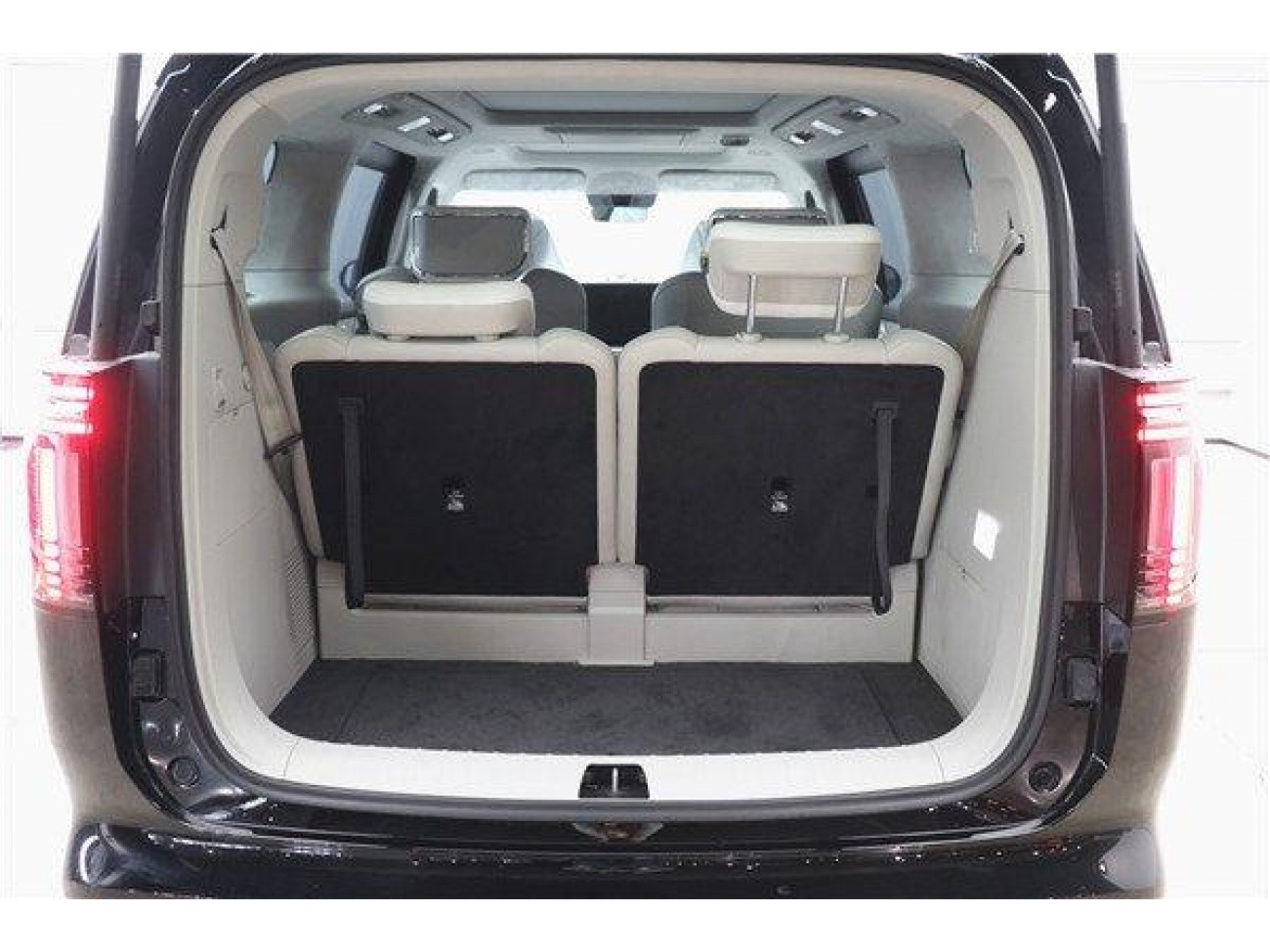 Volvo EM90 2026