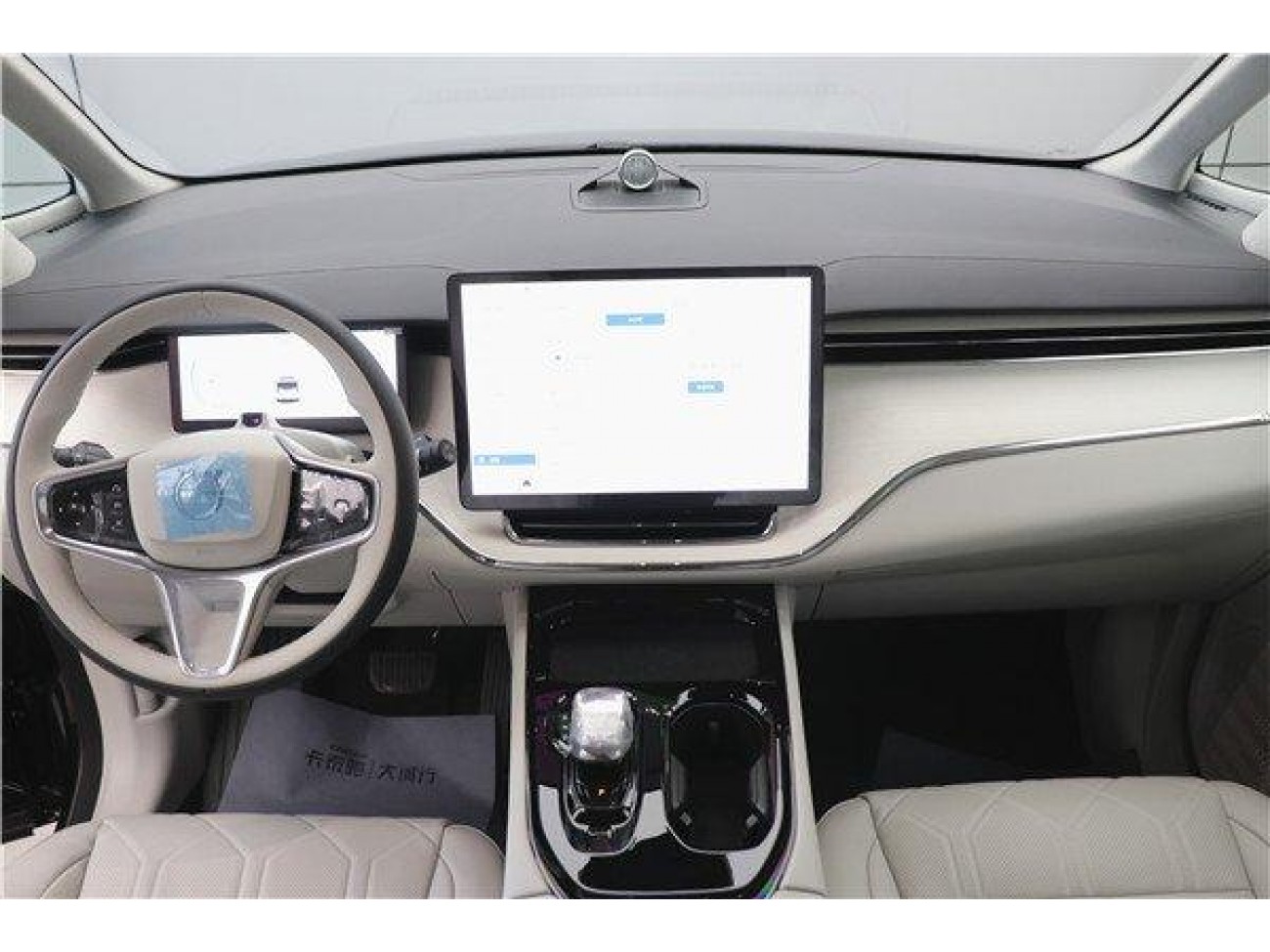 Volvo EM90 2026