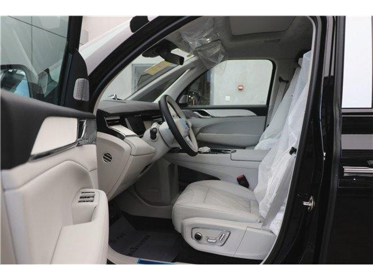 Volvo EM90 2026