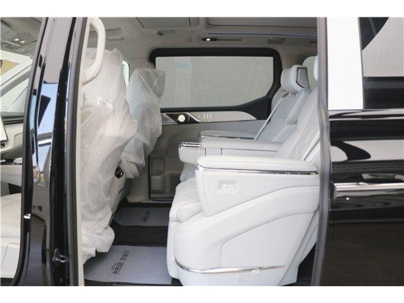 Volvo EM90 2026