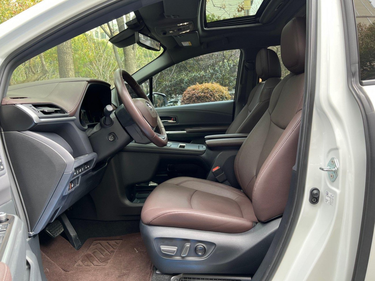 Toyota Granvia 2023