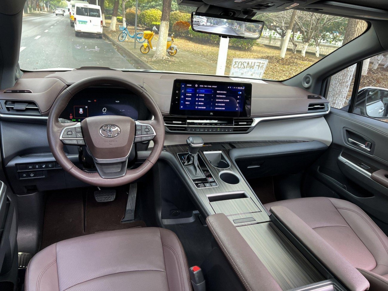 Toyota Granvia 2023