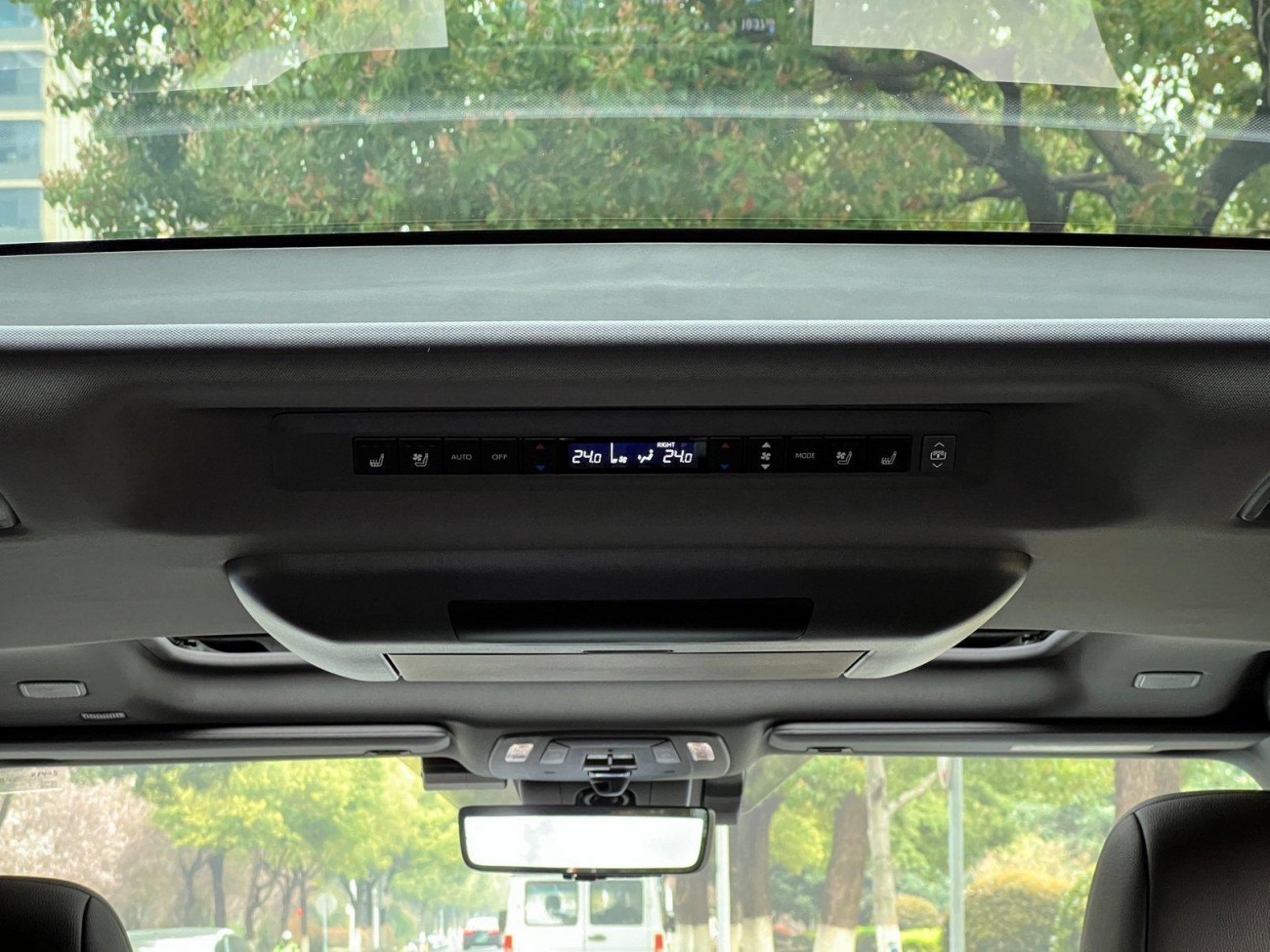 Toyota Granvia 2023