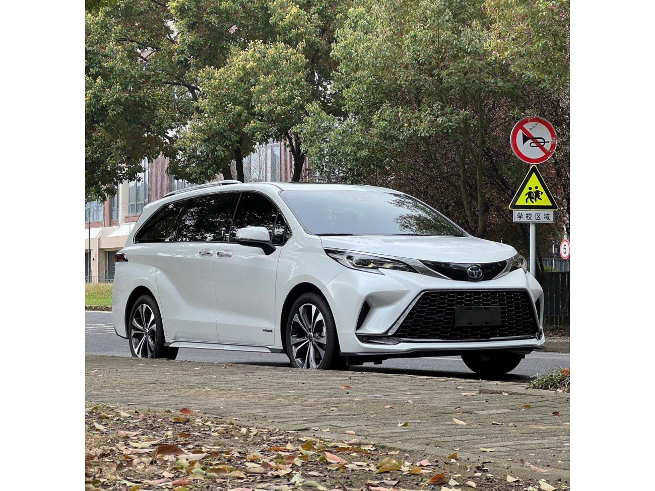 Toyota Granvia 2023