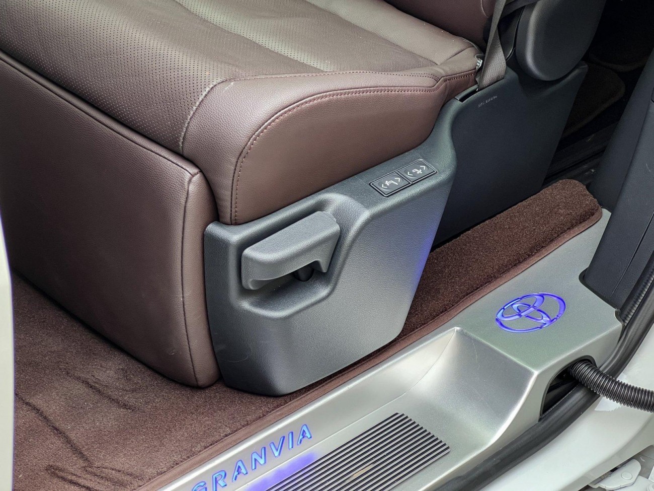 Toyota Granvia 2023