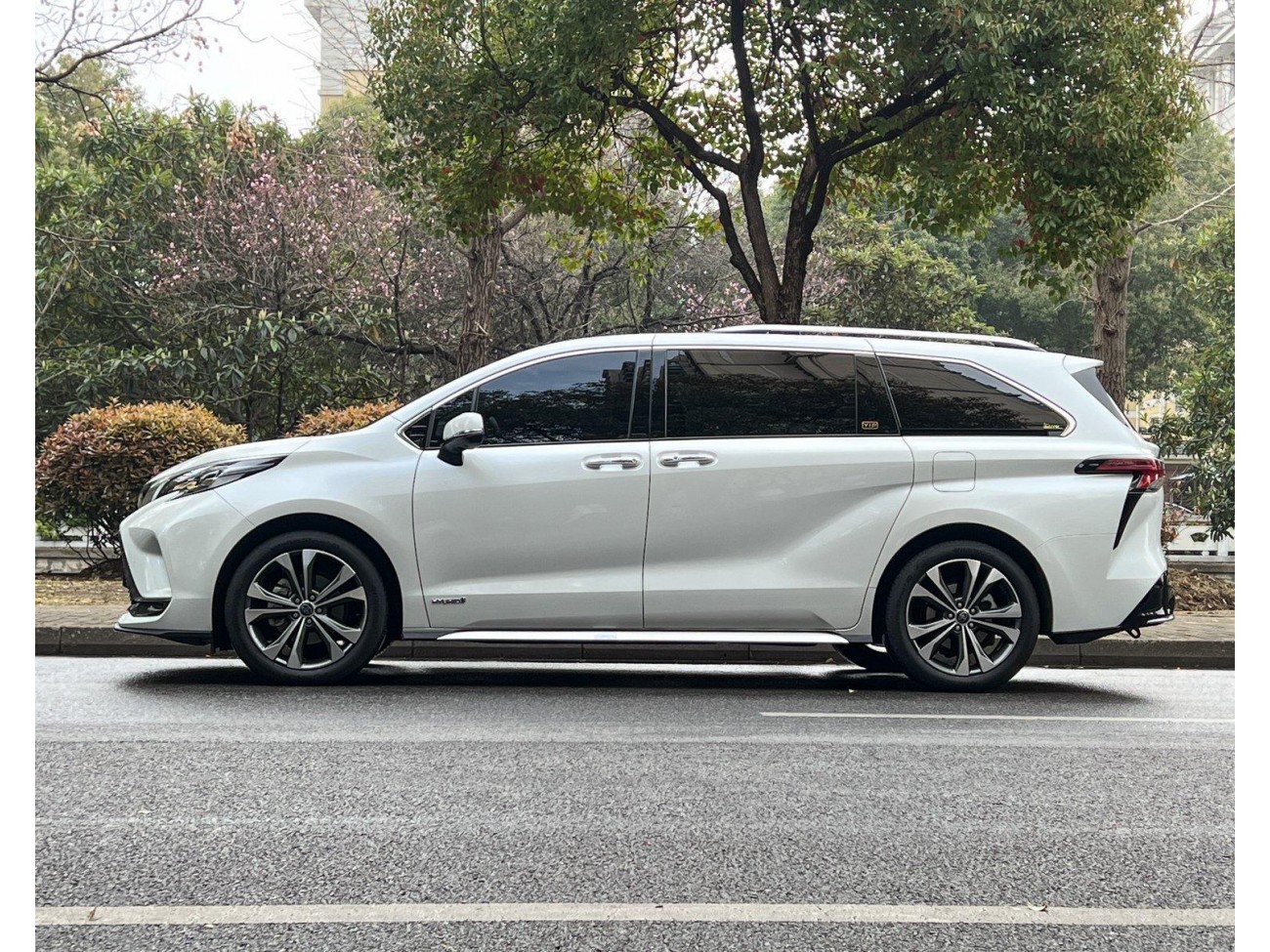 Toyota Granvia 2023