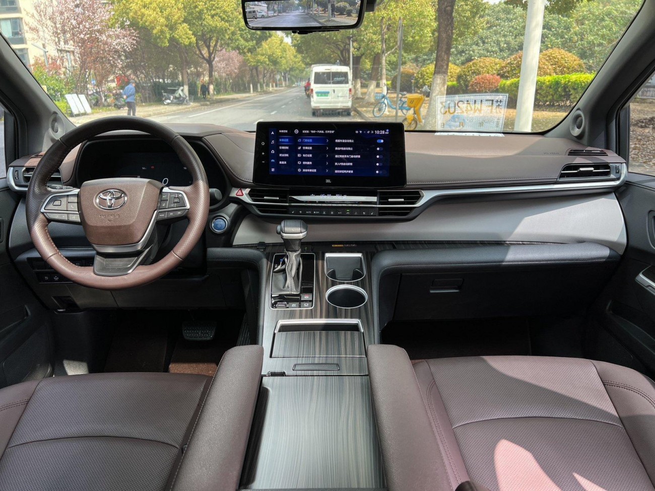 Toyota Granvia 2023