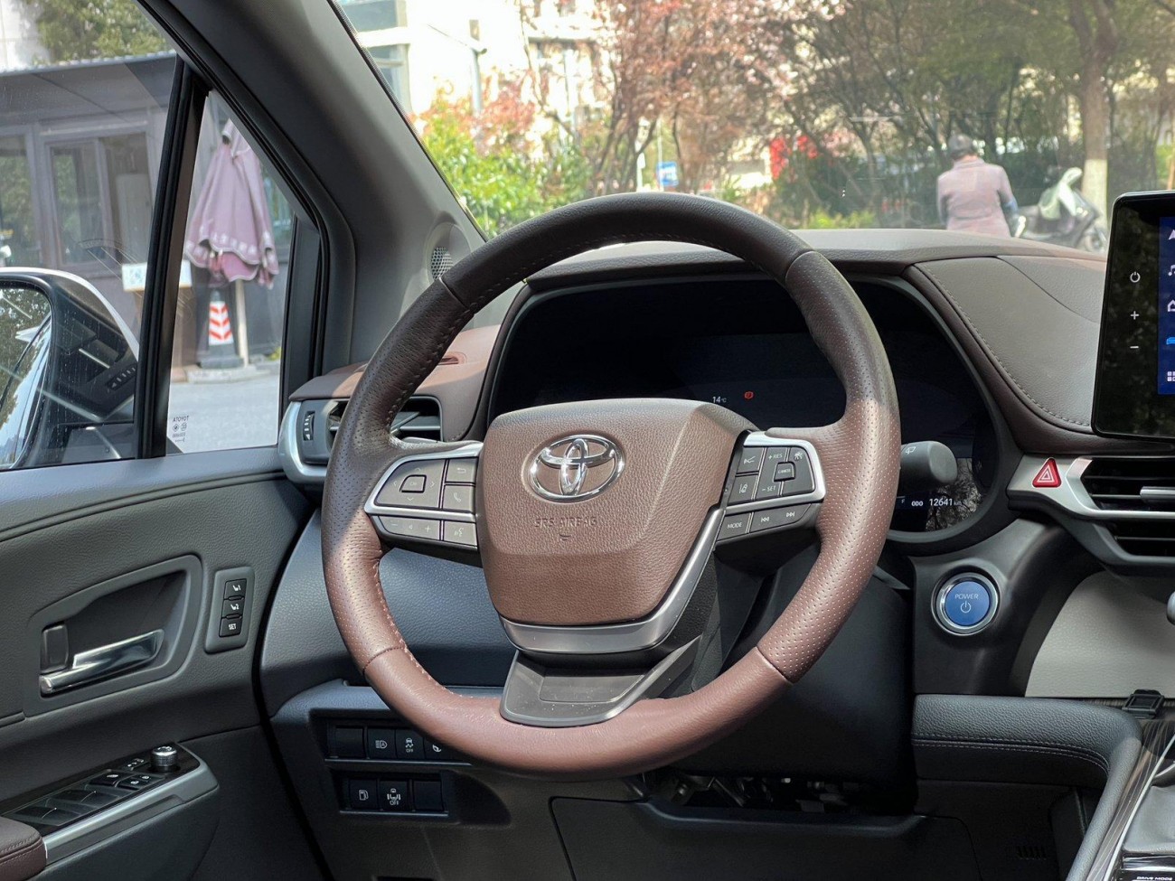 Toyota Granvia 2023