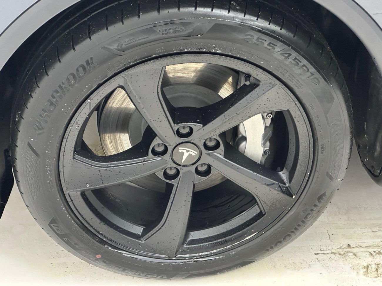 Tesla Model Y 2025