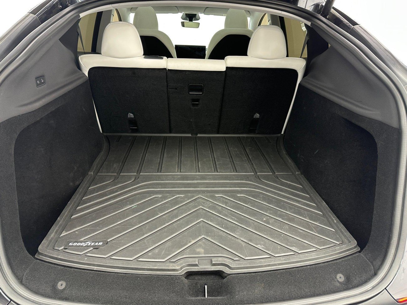 Tesla Model Y 2025