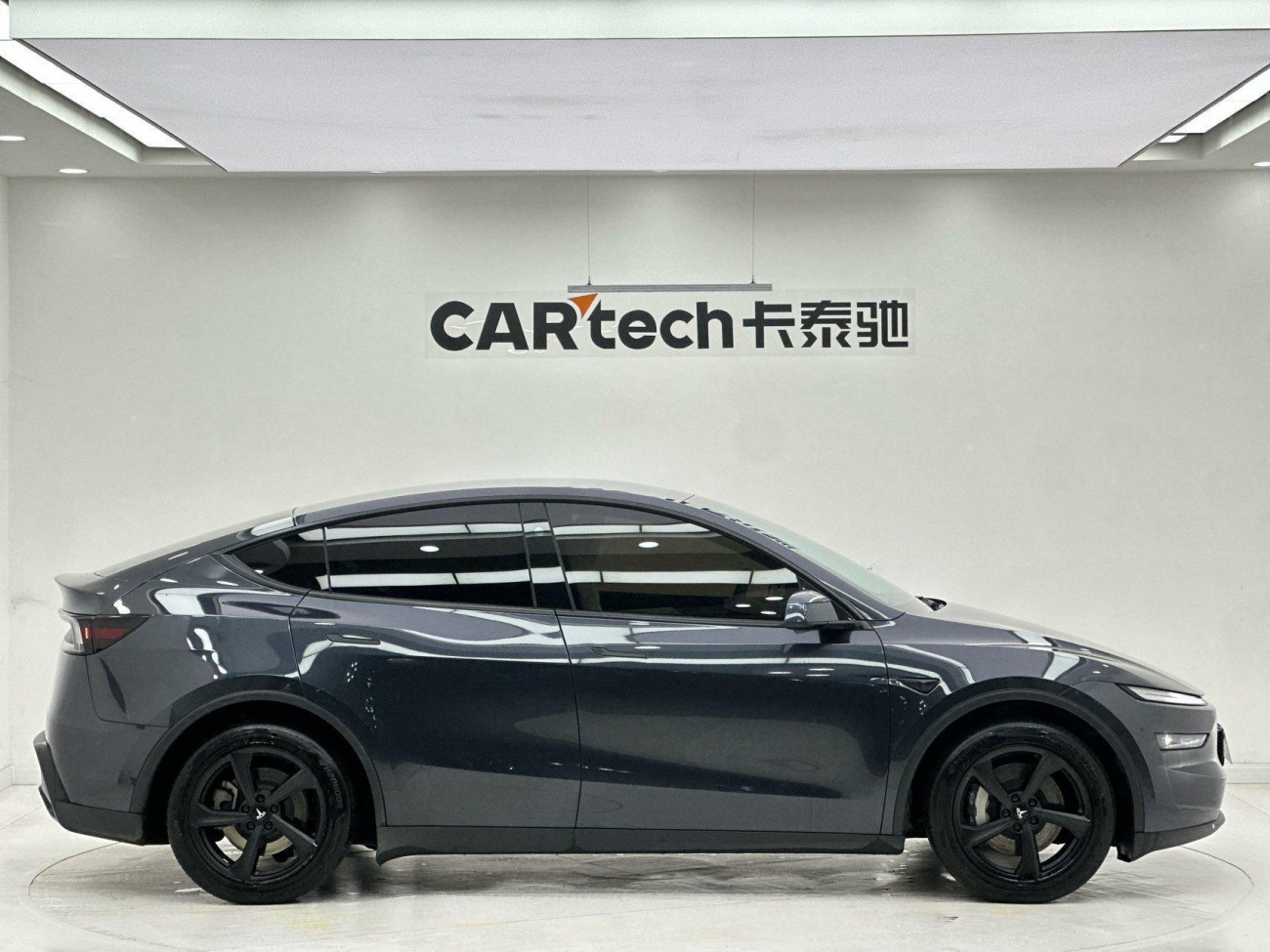 Tesla Model Y 2025