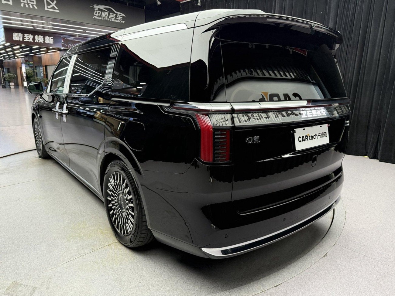 Zeekr 009 2025