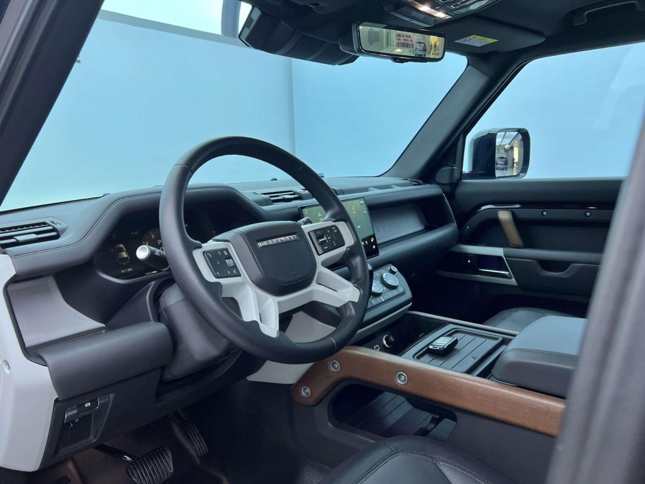 Land Rover Defender 2024