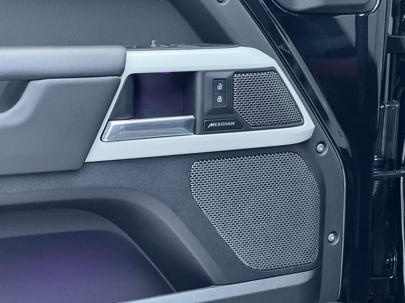 Land Rover Defender 2024