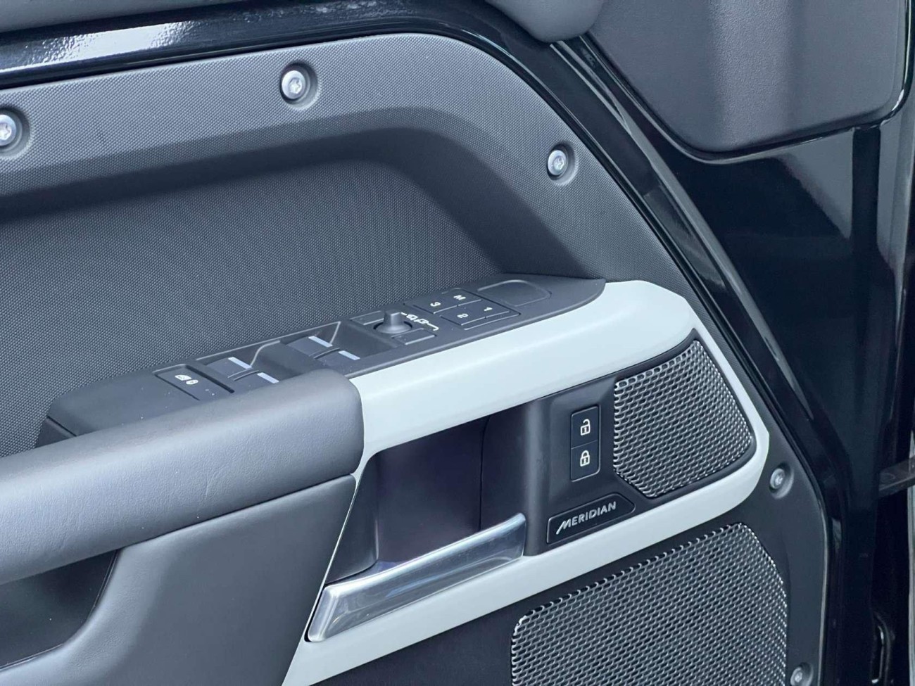 Land Rover Defender 2024