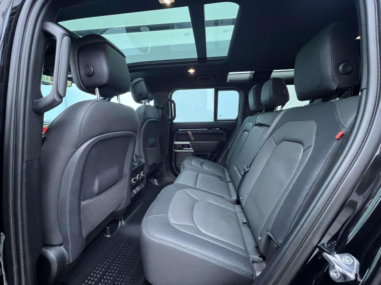 Land Rover Defender 2024