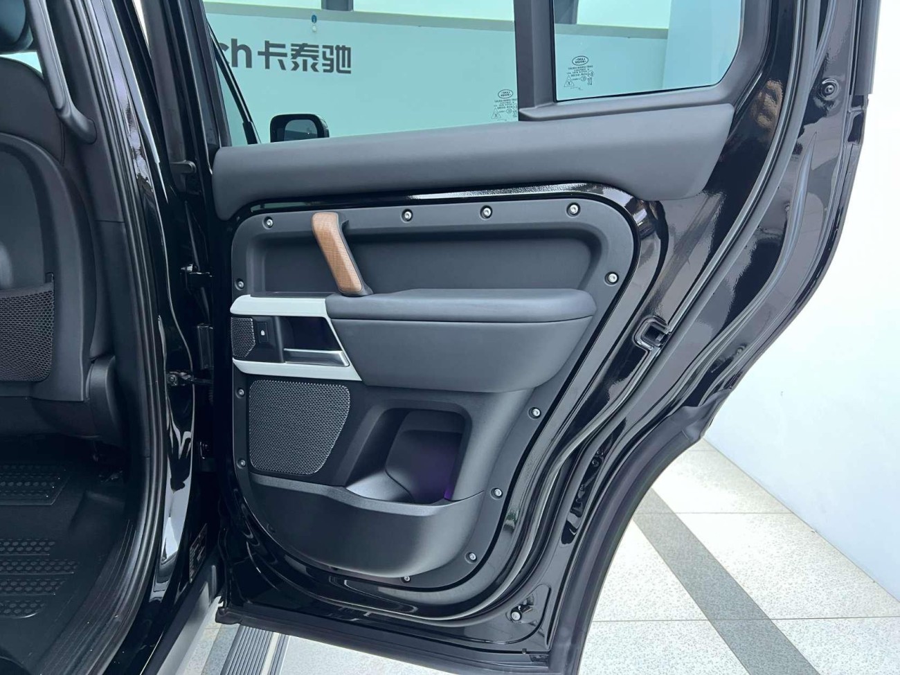 Land Rover Defender 2024