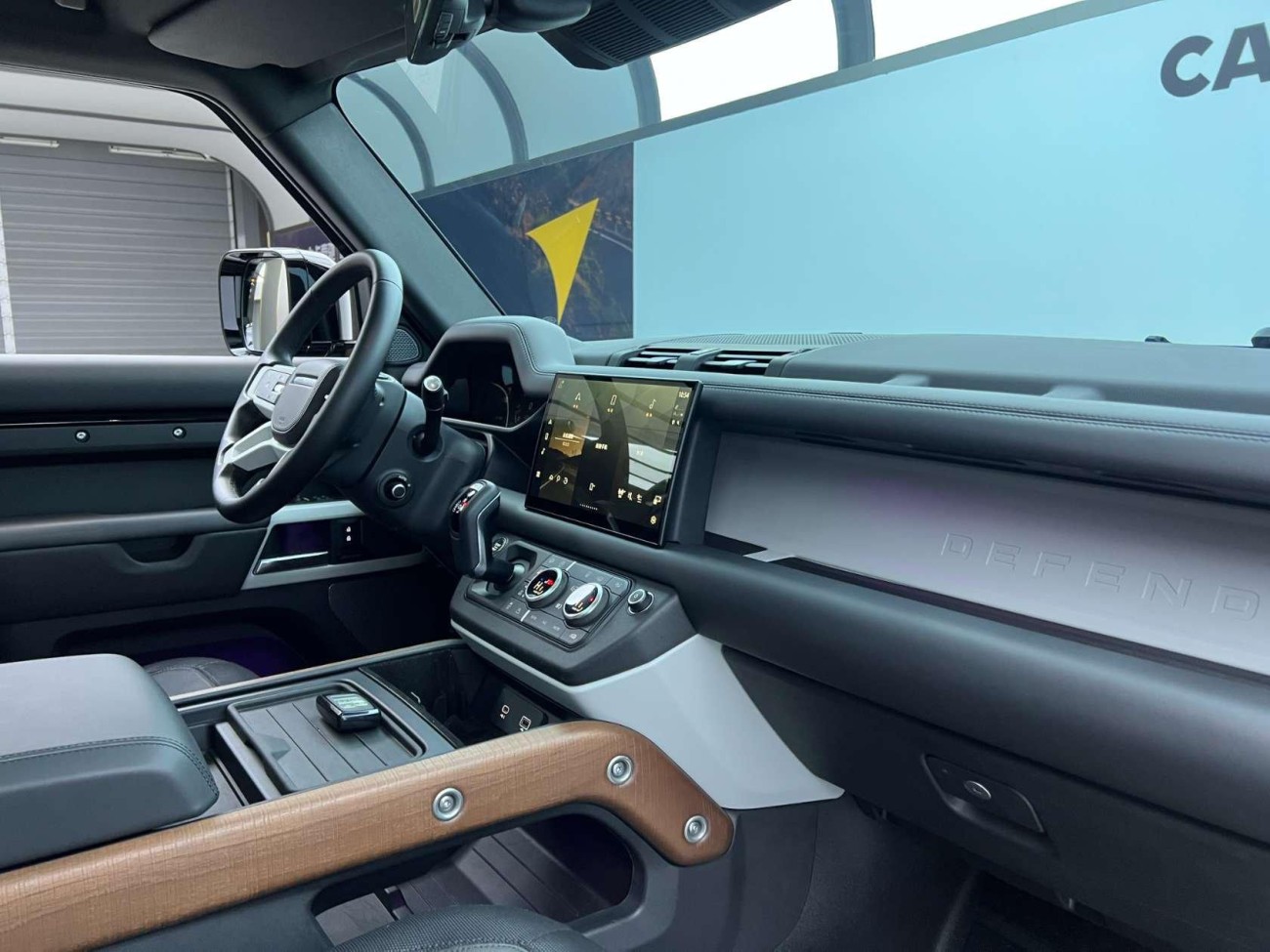 Land Rover Defender 2024