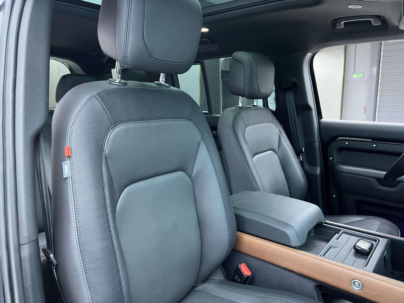 Land Rover Defender 2024