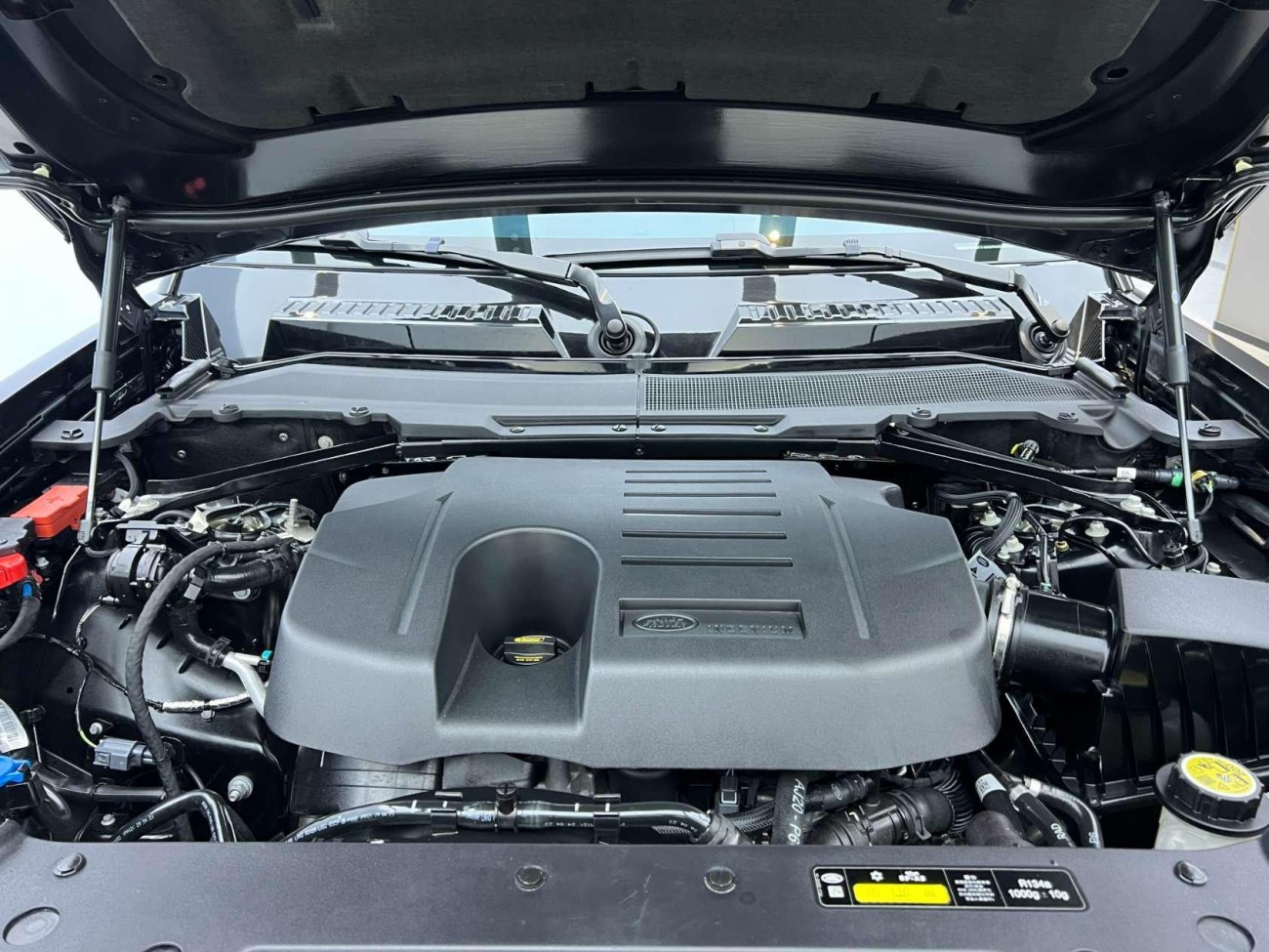 Land Rover Defender 2024