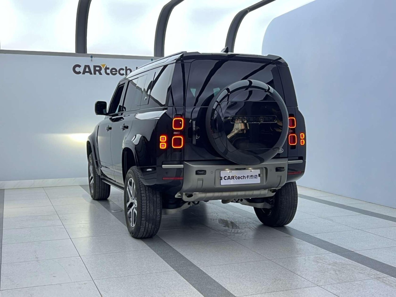 Land Rover Defender 2024