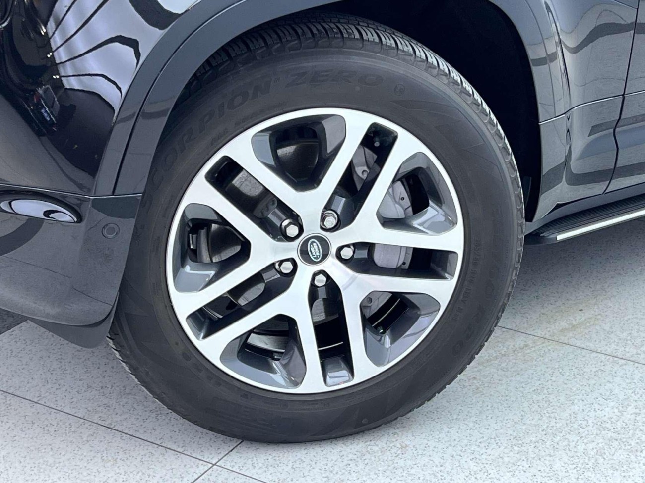 Land Rover Defender 2024