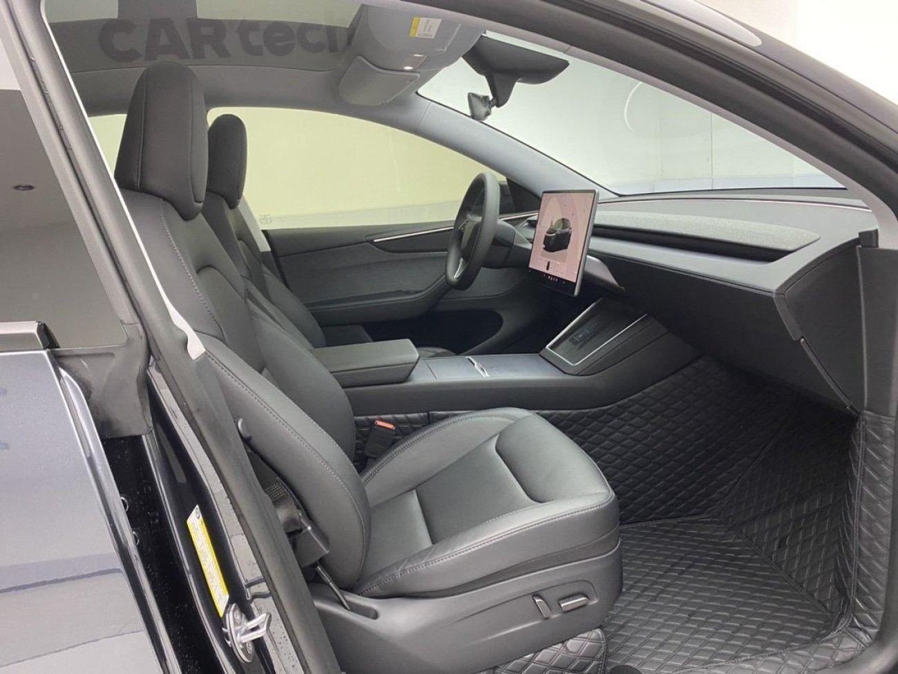 Tesla Model Y 2025
