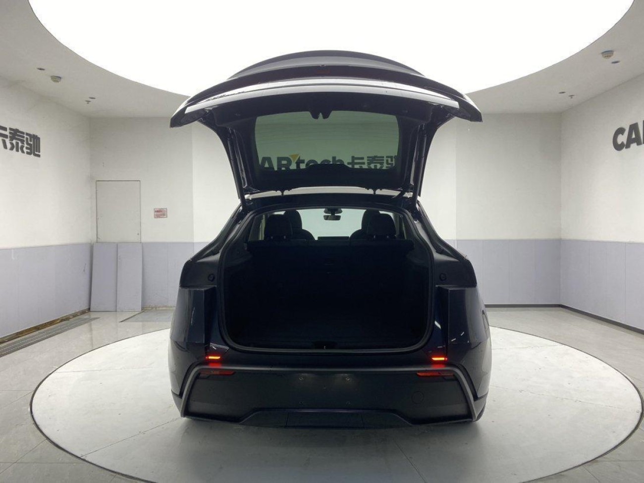 Tesla Model Y 2025