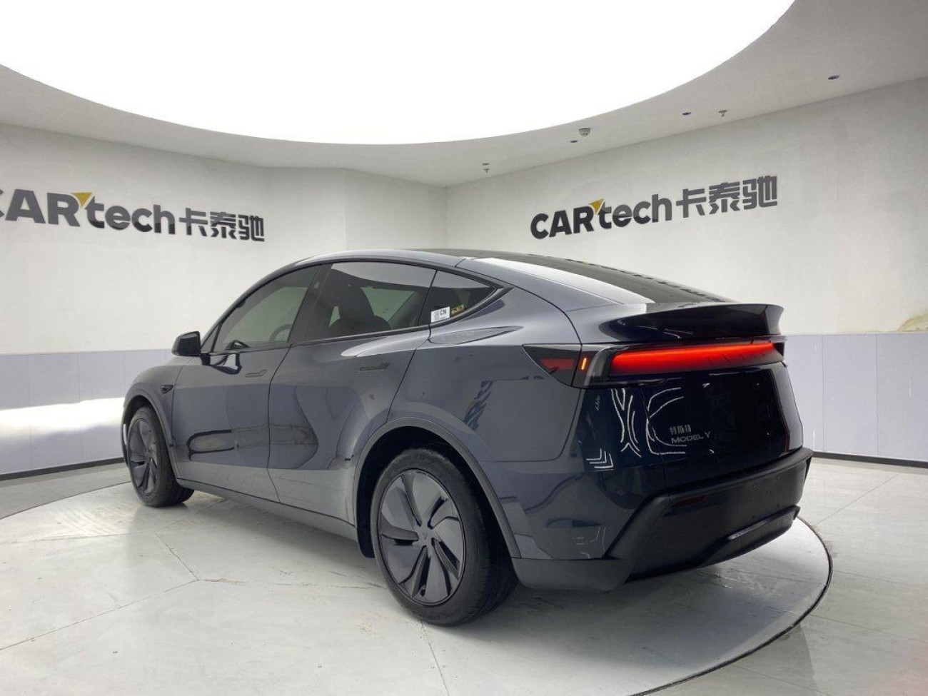 Tesla Model Y 2025