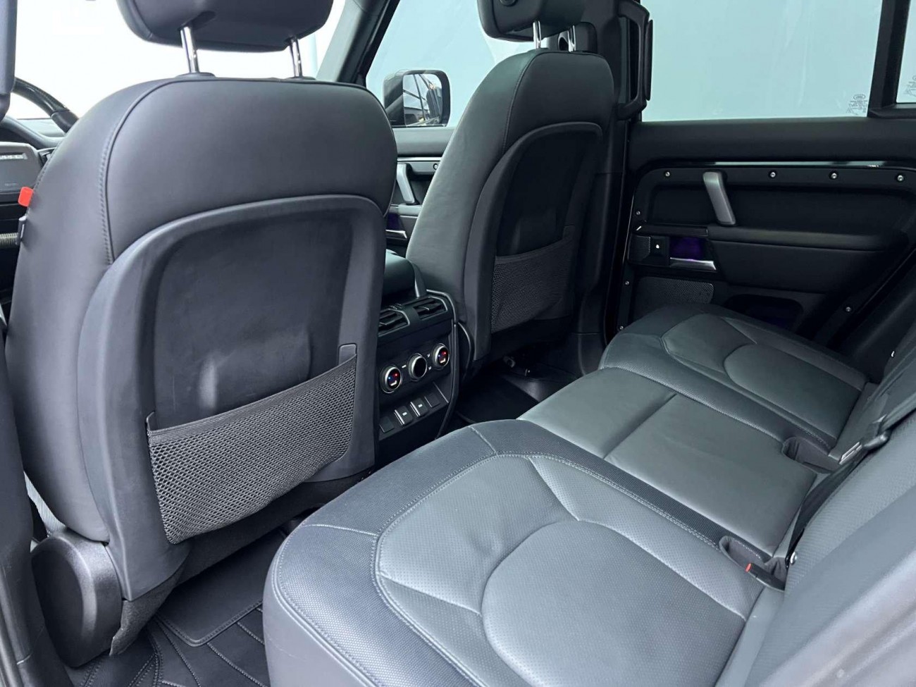 Land Rover Defender 2024