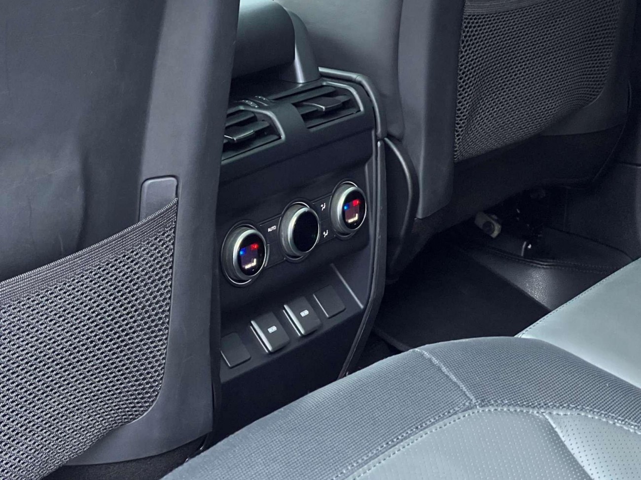 Land Rover Defender 2024