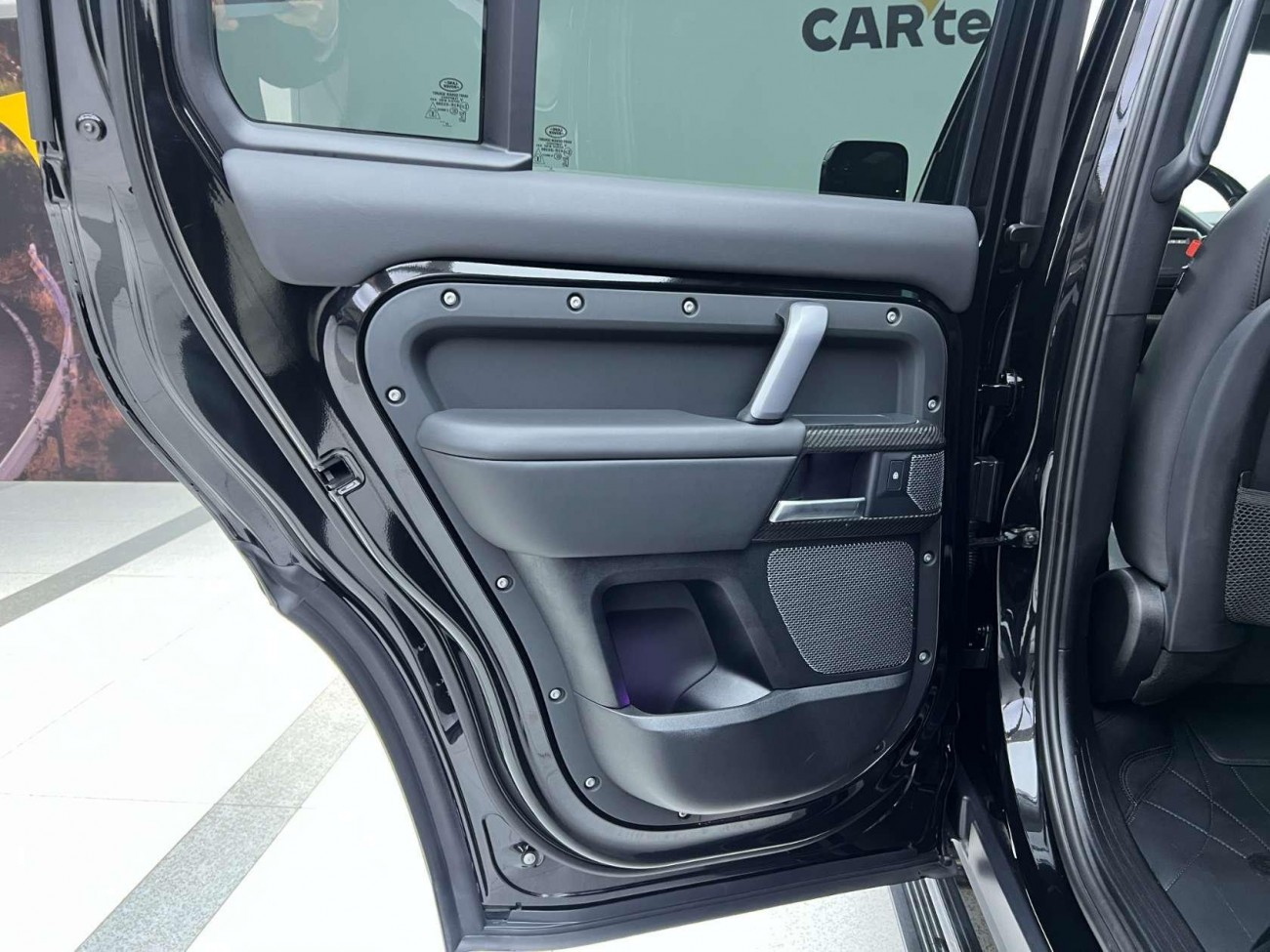 Land Rover Defender 2024