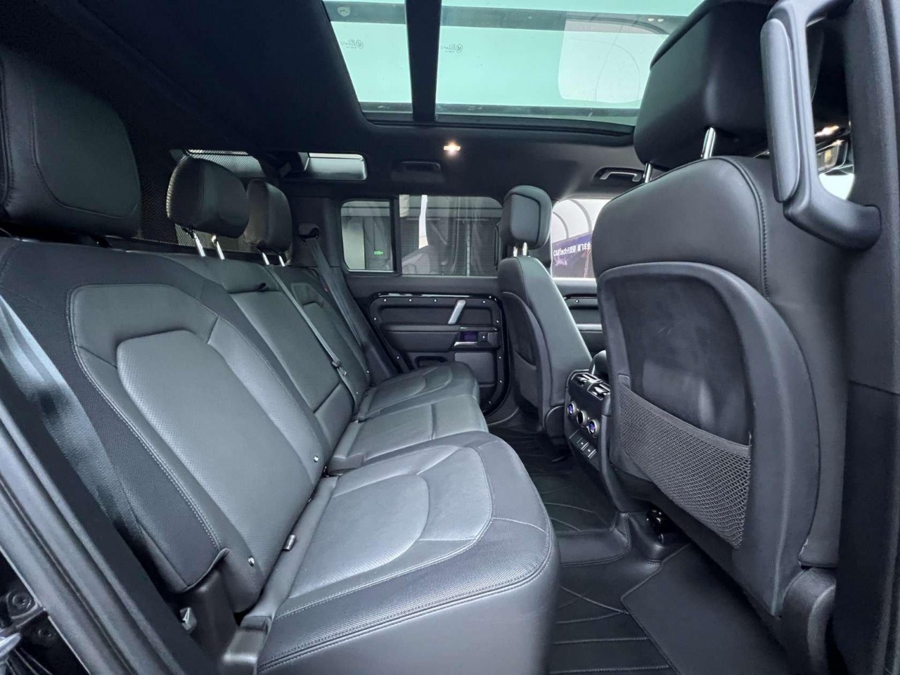 Land Rover Defender 2024