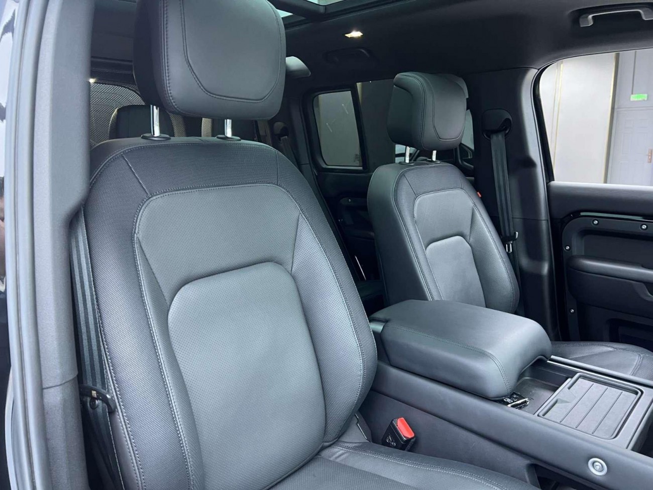 Land Rover Defender 2024