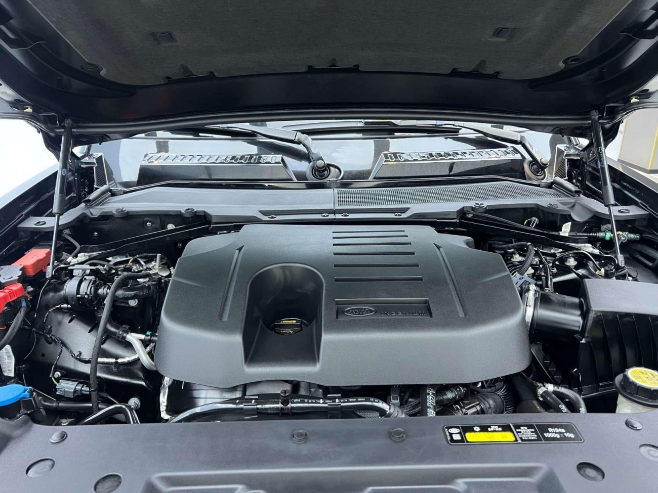 Land Rover Defender 2024