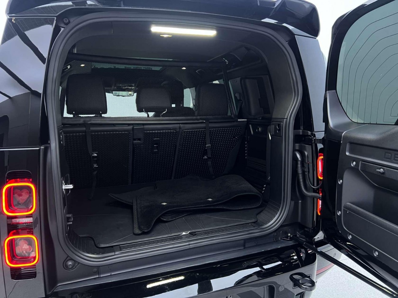 Land Rover Defender 2024