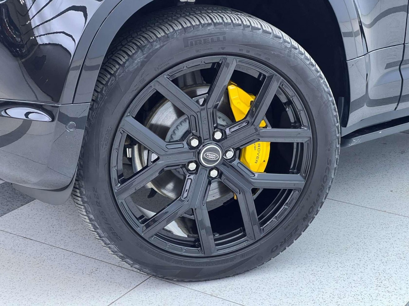 Land Rover Defender 2024