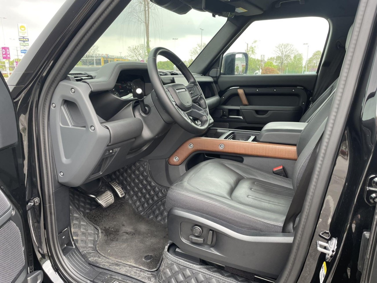 Land Rover Defender 2024