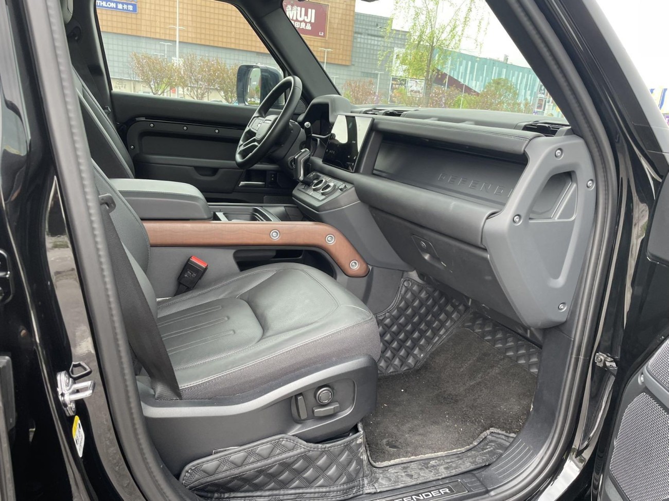 Land Rover Defender 2024