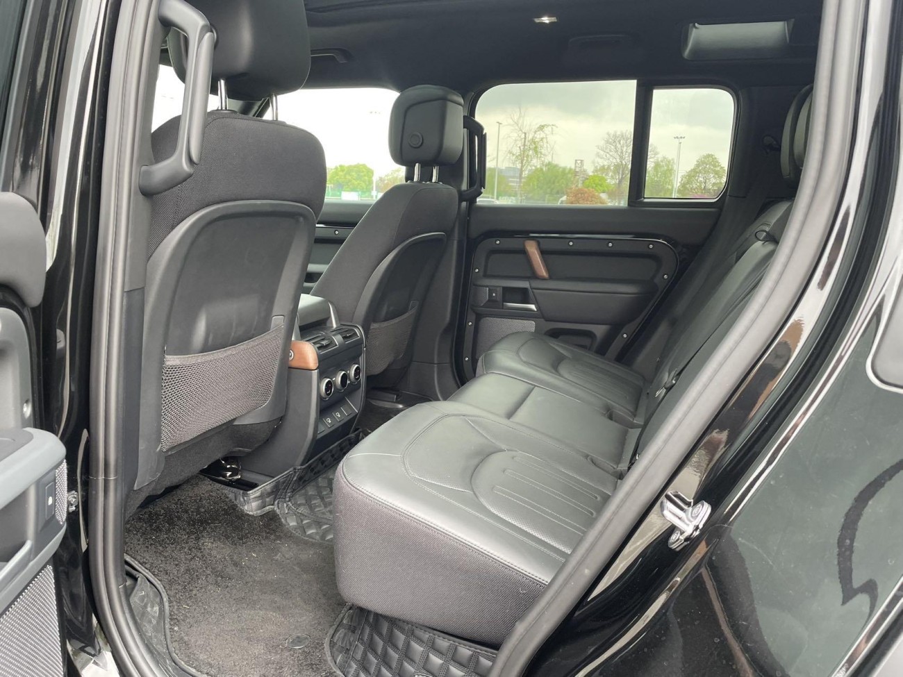 Land Rover Defender 2024