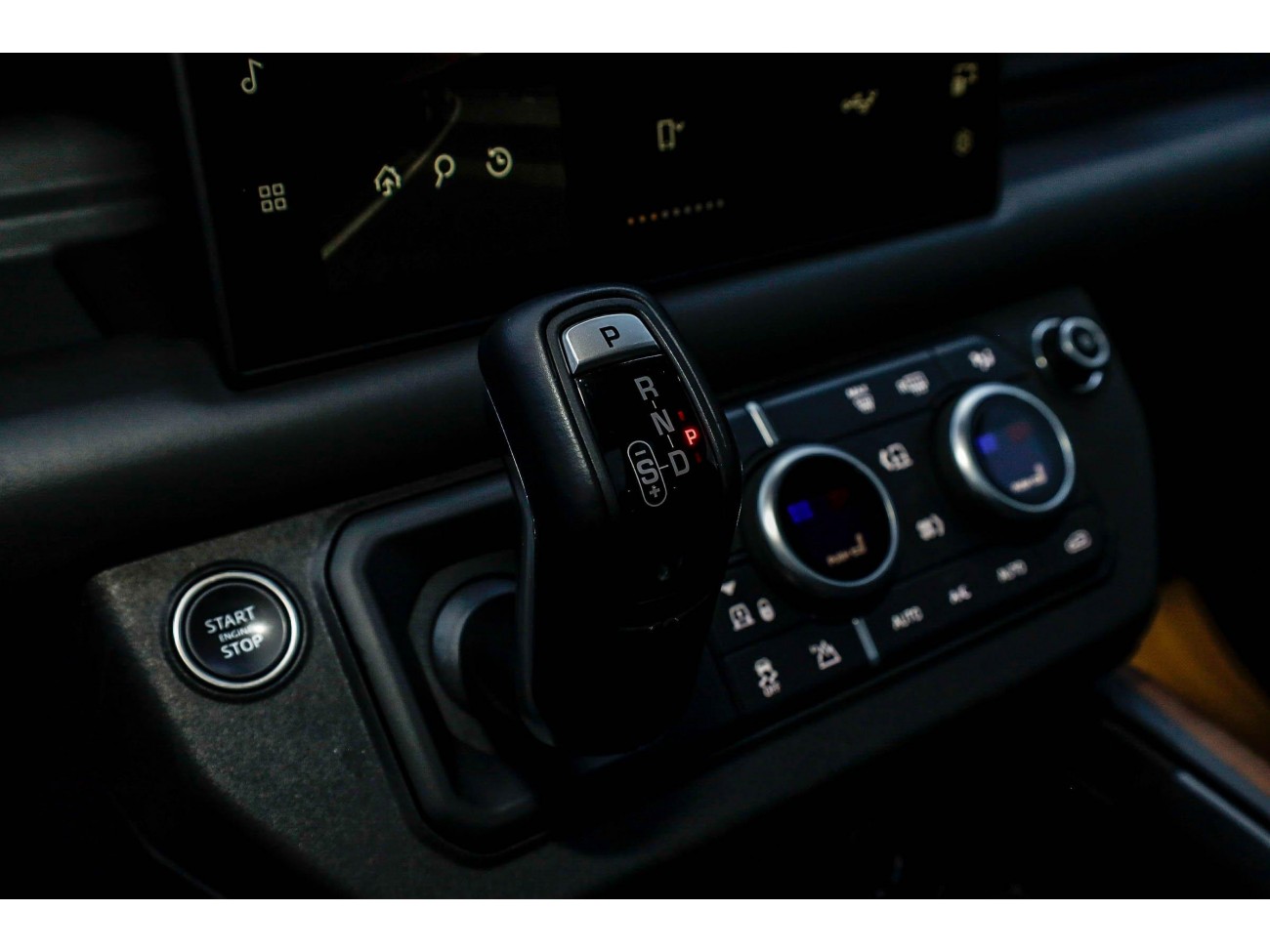 Land Rover Defender 2024
