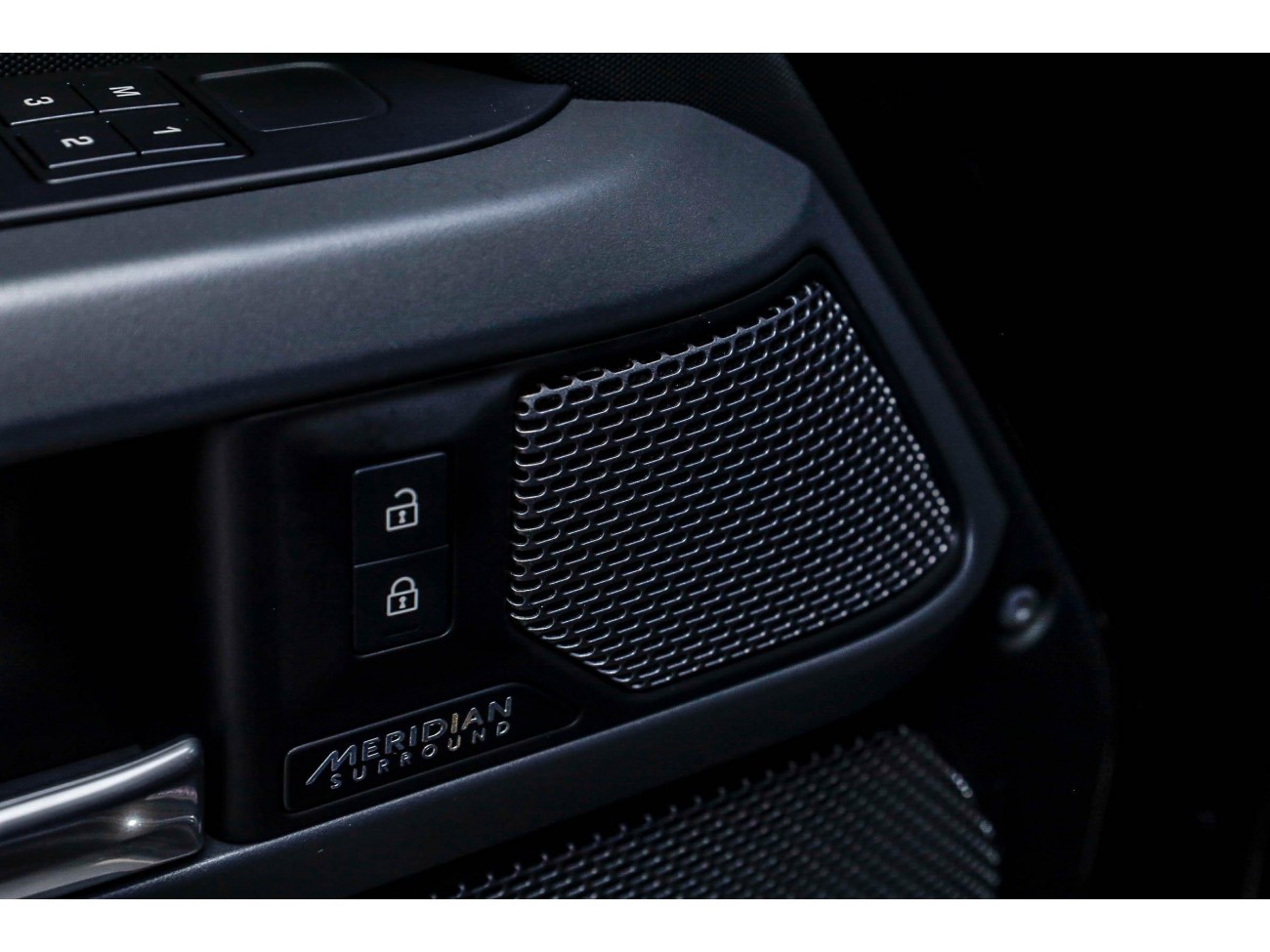Land Rover Defender 2024