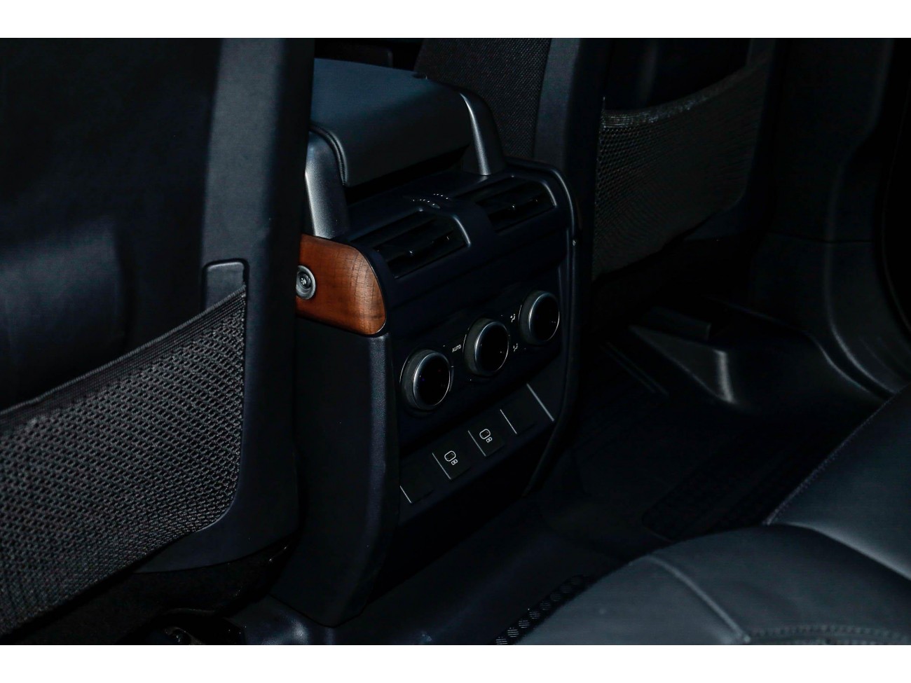 Land Rover Defender 2024
