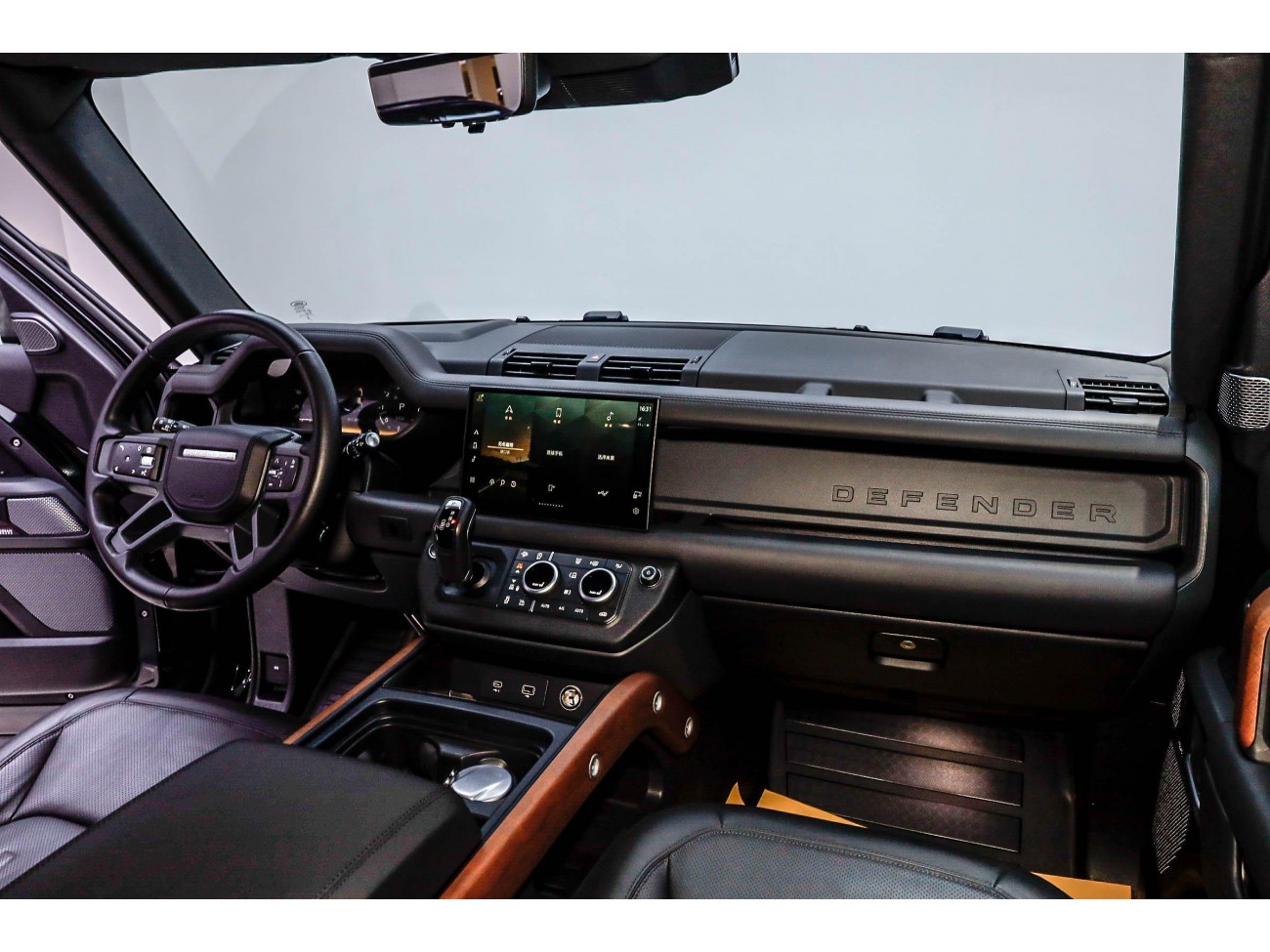 Land Rover Defender 2024