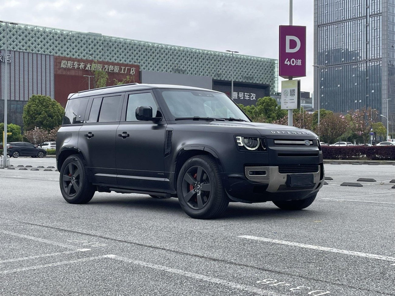 Land Rover Defender 2024