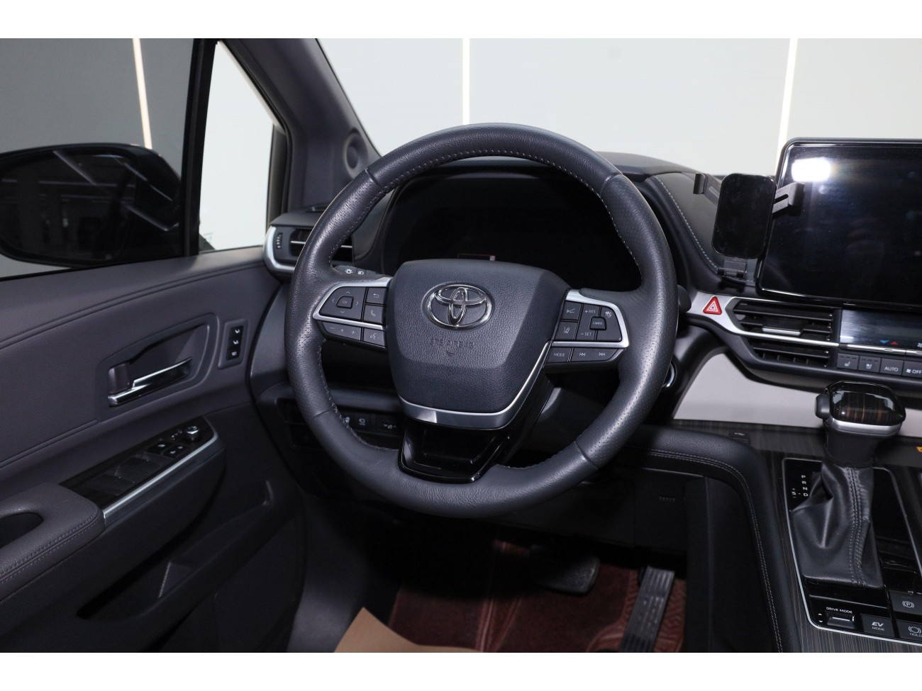Toyota Granvia 2024