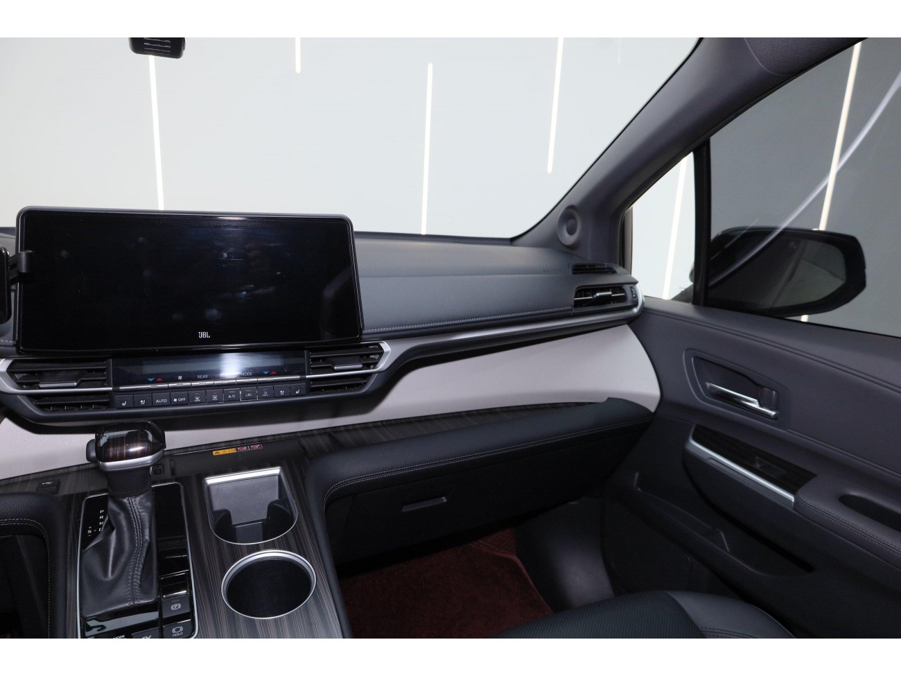 Toyota Granvia 2024