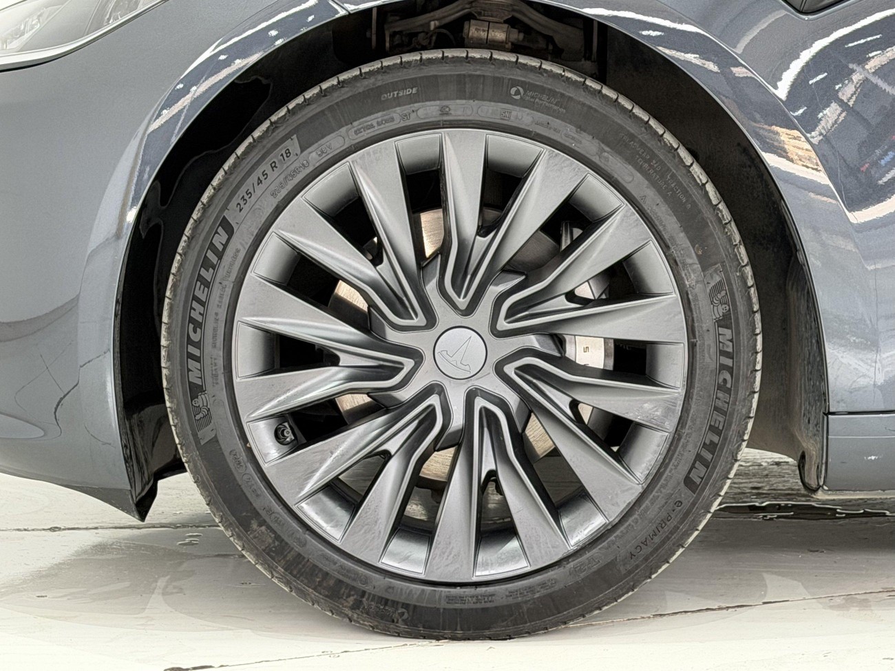 Tesla Model 3 2024