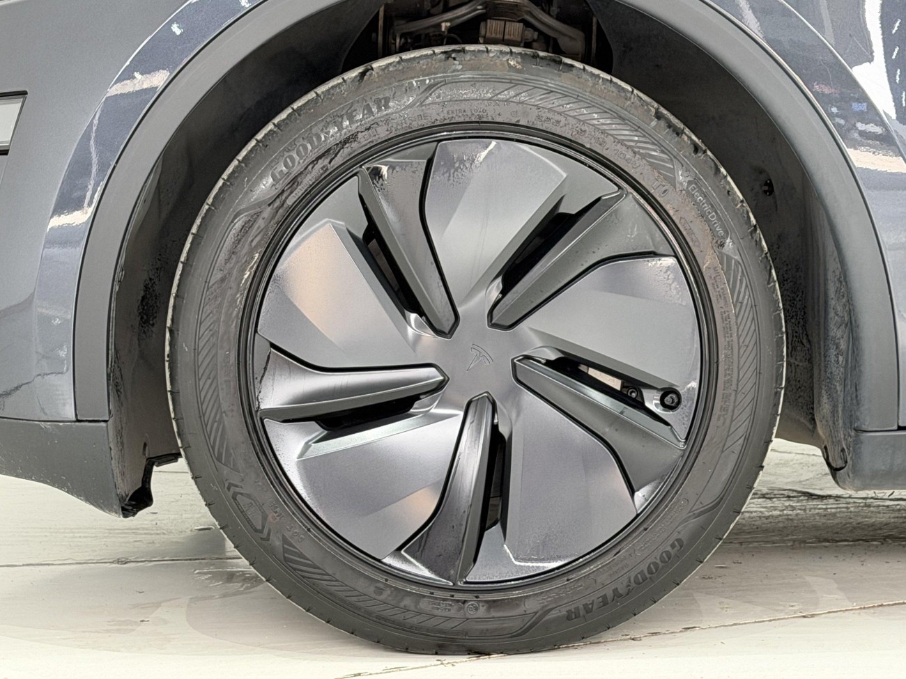 Tesla Model Y 2025