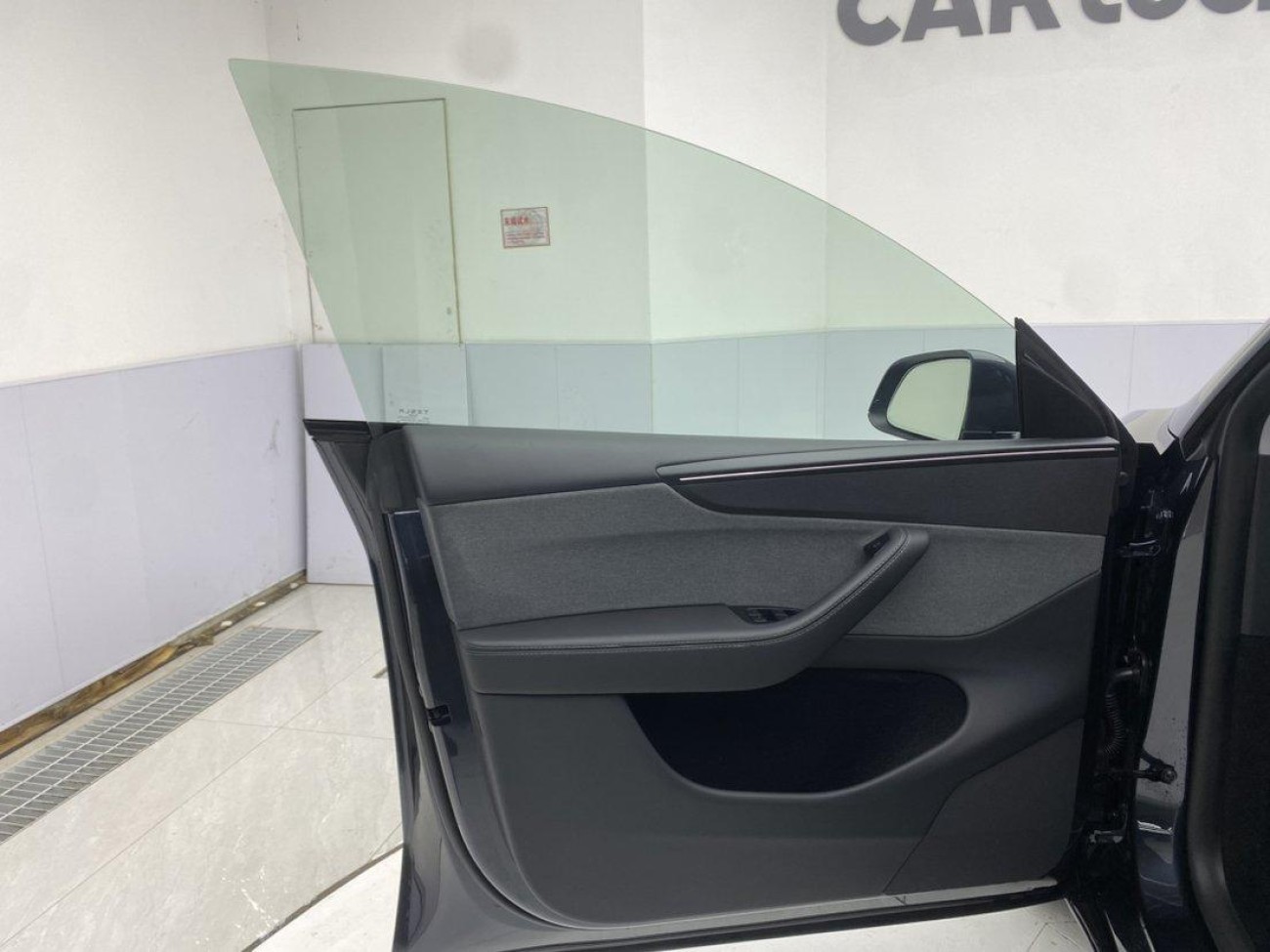 Tesla Model Y 2025